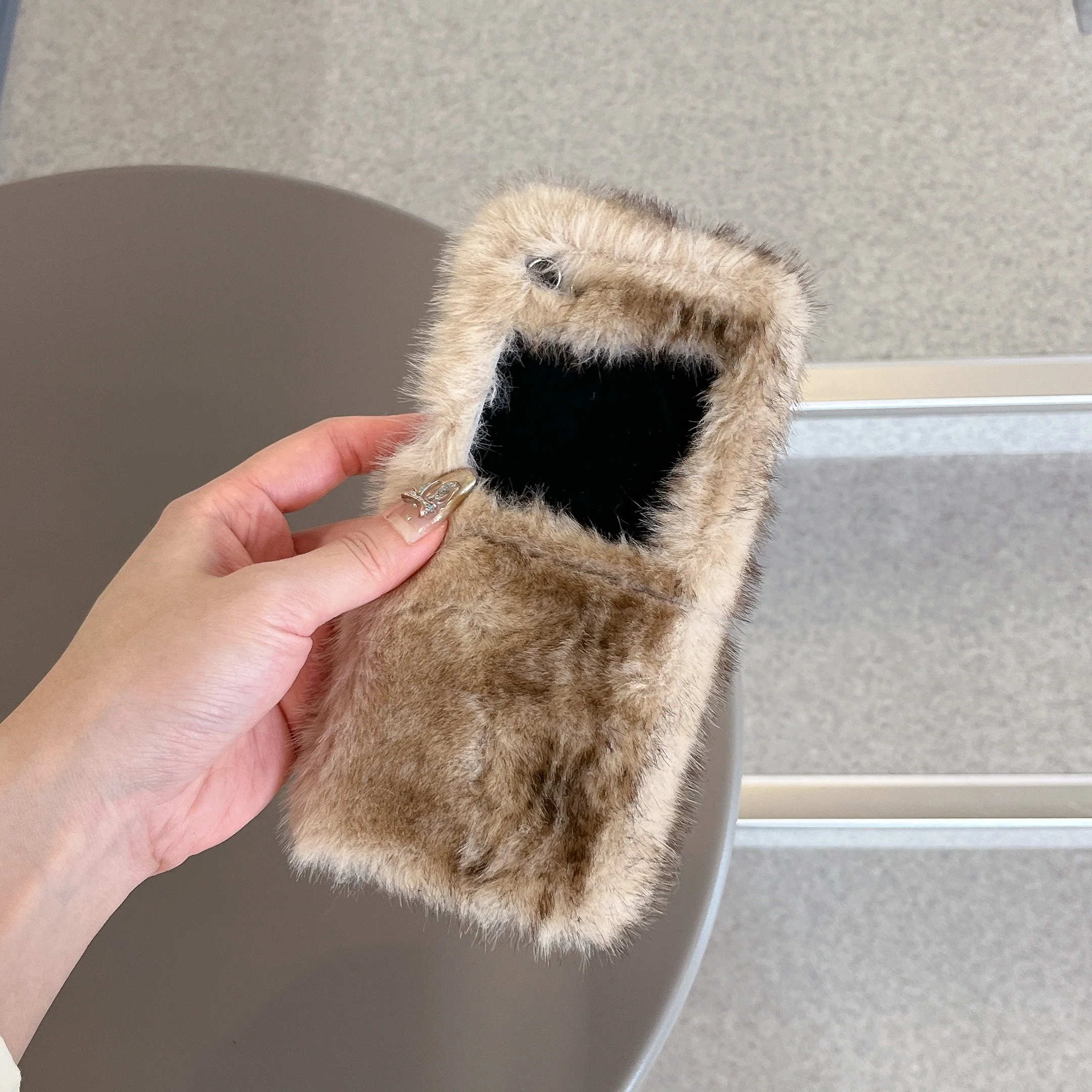 

Модный складной плюшевый чехол для телефона с градиентом, складной аксессуар для телефона Samsung для Galaxy Z Flip 3, 4, 5, 6