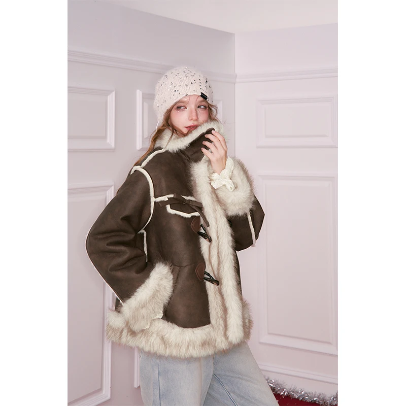 سترة ELFSACK Y2K من جلد البولي يوريثان بياقة من الفرو الصناعي وزر تبديل من الصوف الصناعي للنساء