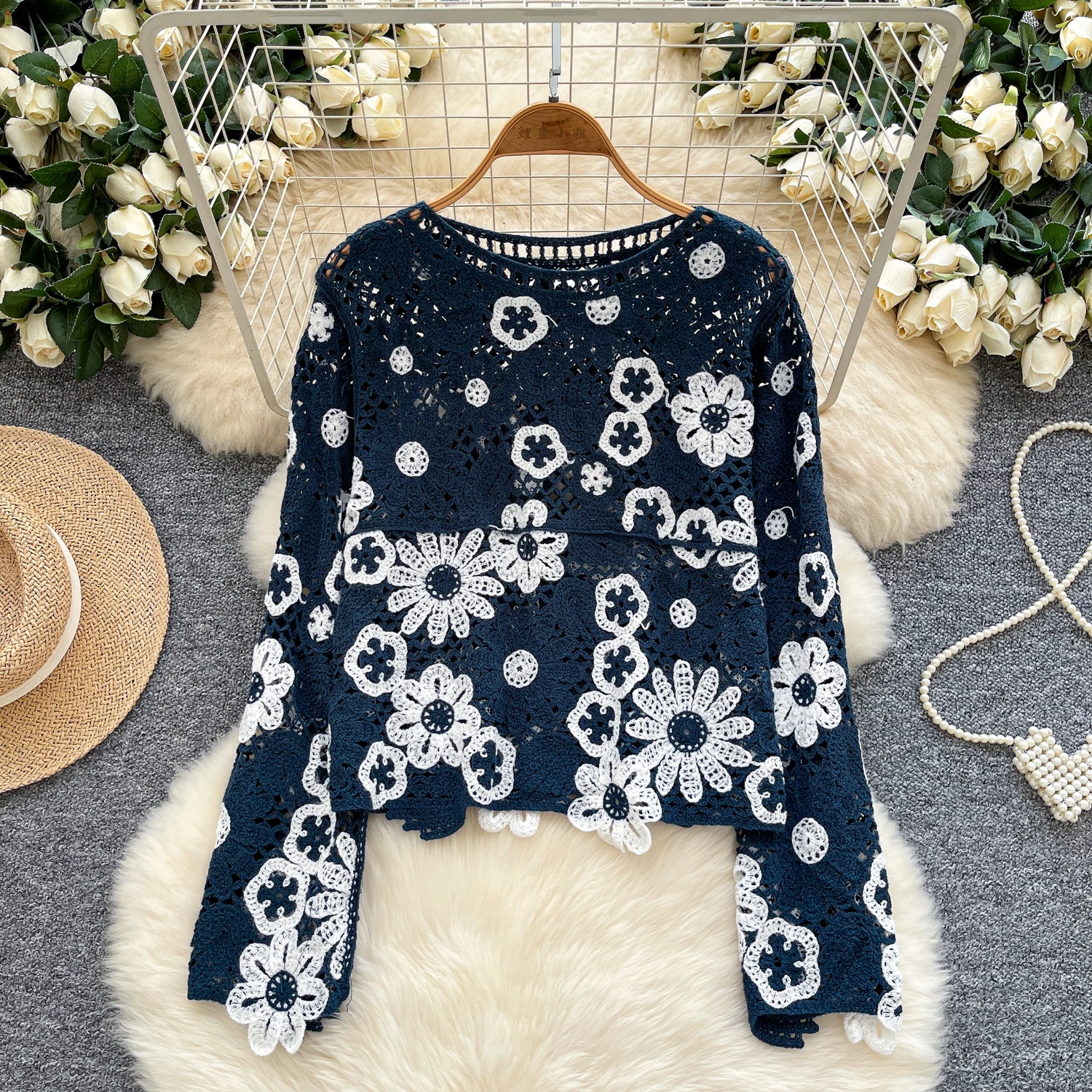 Retro Bohemian Hollow Crochet Long-sleeved Knitted Tops For Women 2025 Autumn Vacation Beach Cover-up Sweater: Swetry damskie z długim rękawem, ażurowe, dziergane na szydełku, w stylu retro boho, idealne na wakacje jesienią, jako narzutka na plażę.