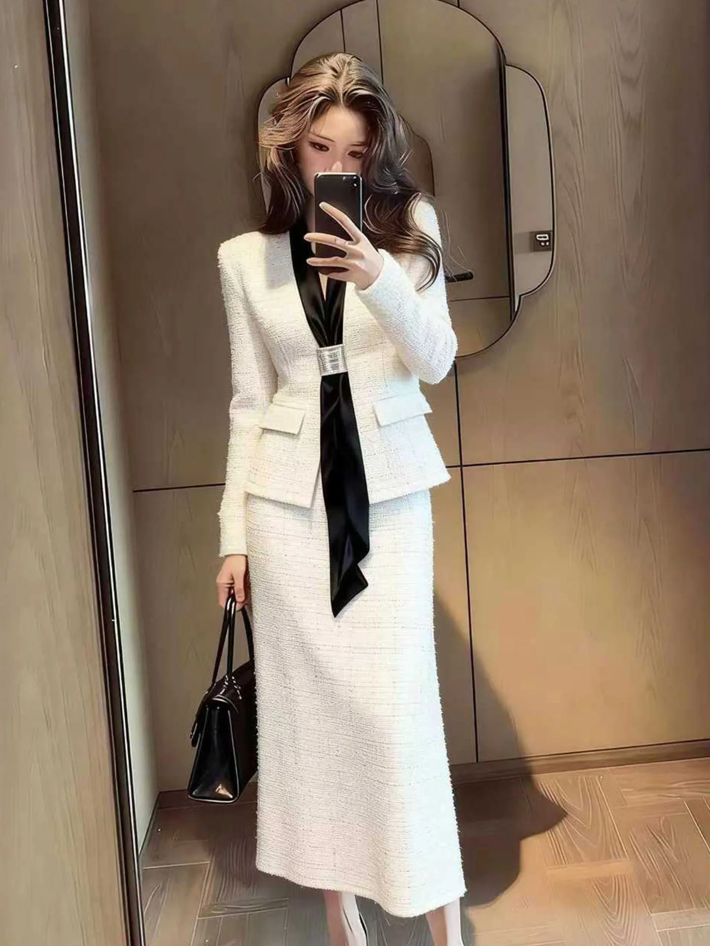 

Элегантный белый комплект из двух предметов для женщин: юбка миди с завышенной талией и жилет-топ. Профессиональный деловой стиль, роскошный повседневный образ. Весна 2026.