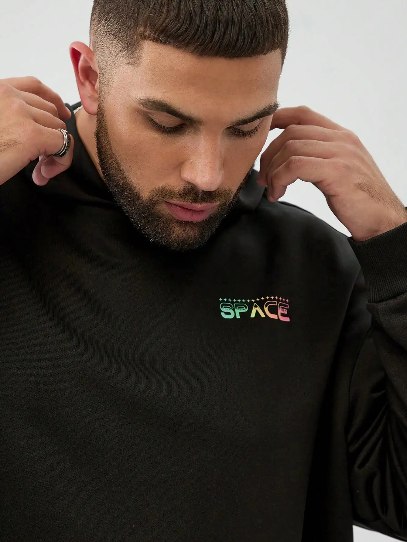 سترة بغطاء للرأس للرجال لعام 2025، سترة بغطاء للرأس بأكمام طويلة متدرجة ملونة على شكل طائرة فضفاضة ومقاس كبير، نمط الخريف/الشتاء للرجال