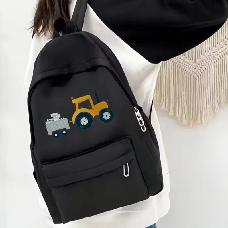 

This large-capacity, casual, and versatile backpack is perfect for back-to-school season. It features a simple and cute kitten p