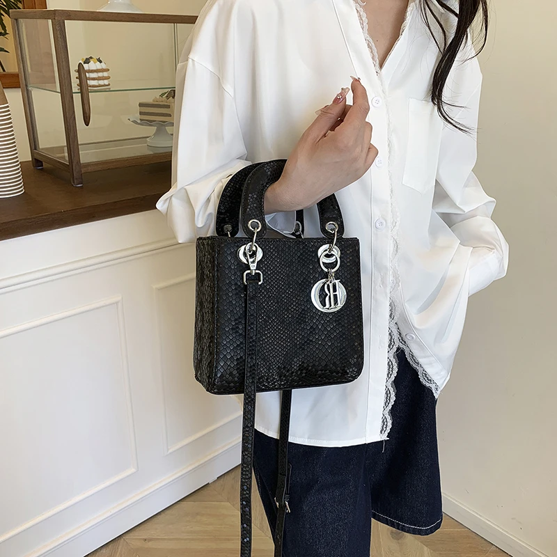 

Роскошная брендовая сумка через плечо — элегантная женская сумочка на плечо со съемной цепочкой и магнитной застежкой