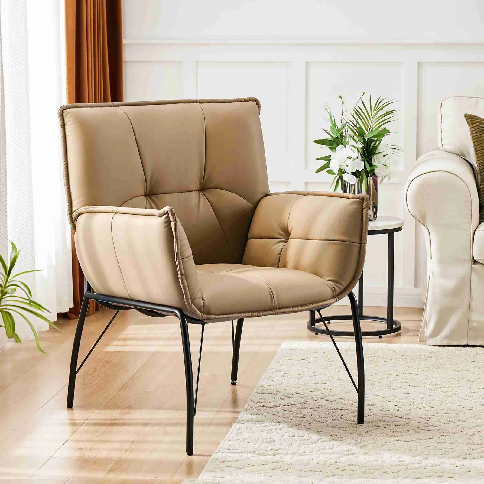 

Стул для отдыха с металлическими ножками и спинкой. Современный стул для гостиной, спальни. Стул для отдыха коричневого цвета с металлическими ножками.