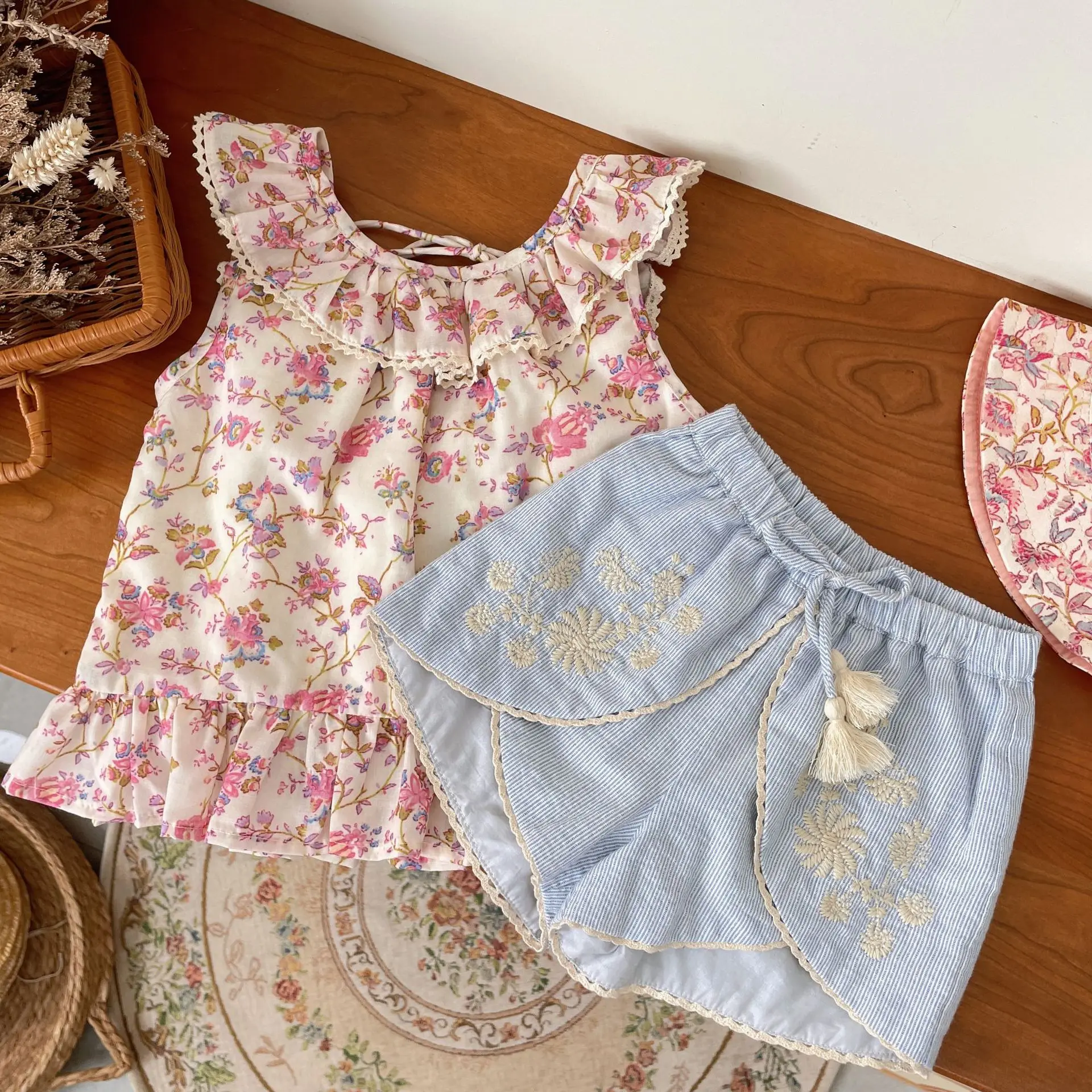 Koreański zestaw dziewczęcy 2024 Summer Girls Pastoral High Style Farm Style Heavy Industry Embroidered Flower Top Shorts 2PCS Set