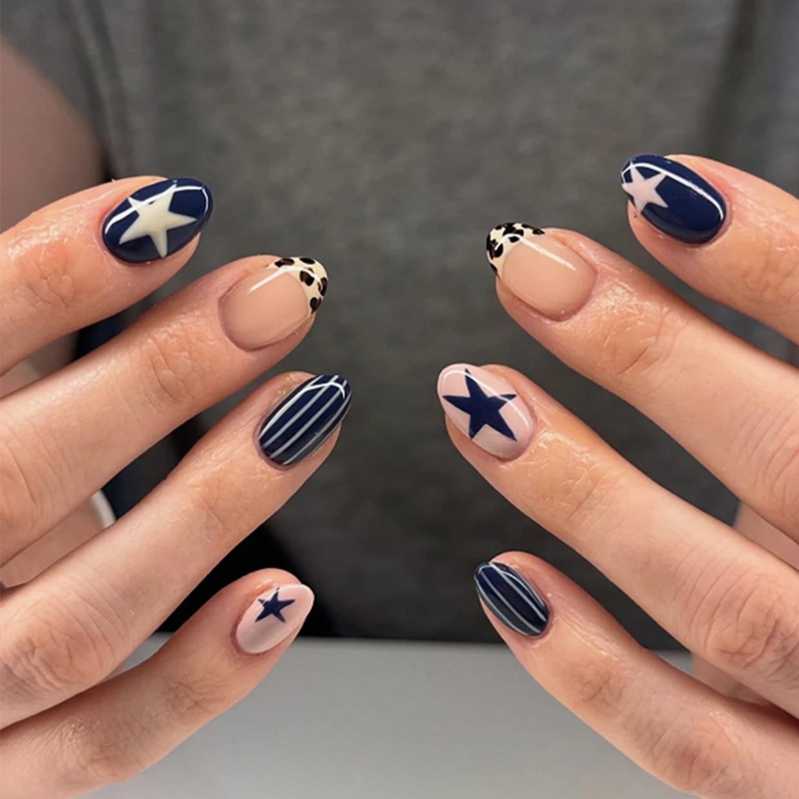Faux ongles courts de forme ovale pour filles Y2K, 24 pièces, à pression bleue, motifs d'étoiles/rayures, Cool, à la mode, manucure à faire soi-même