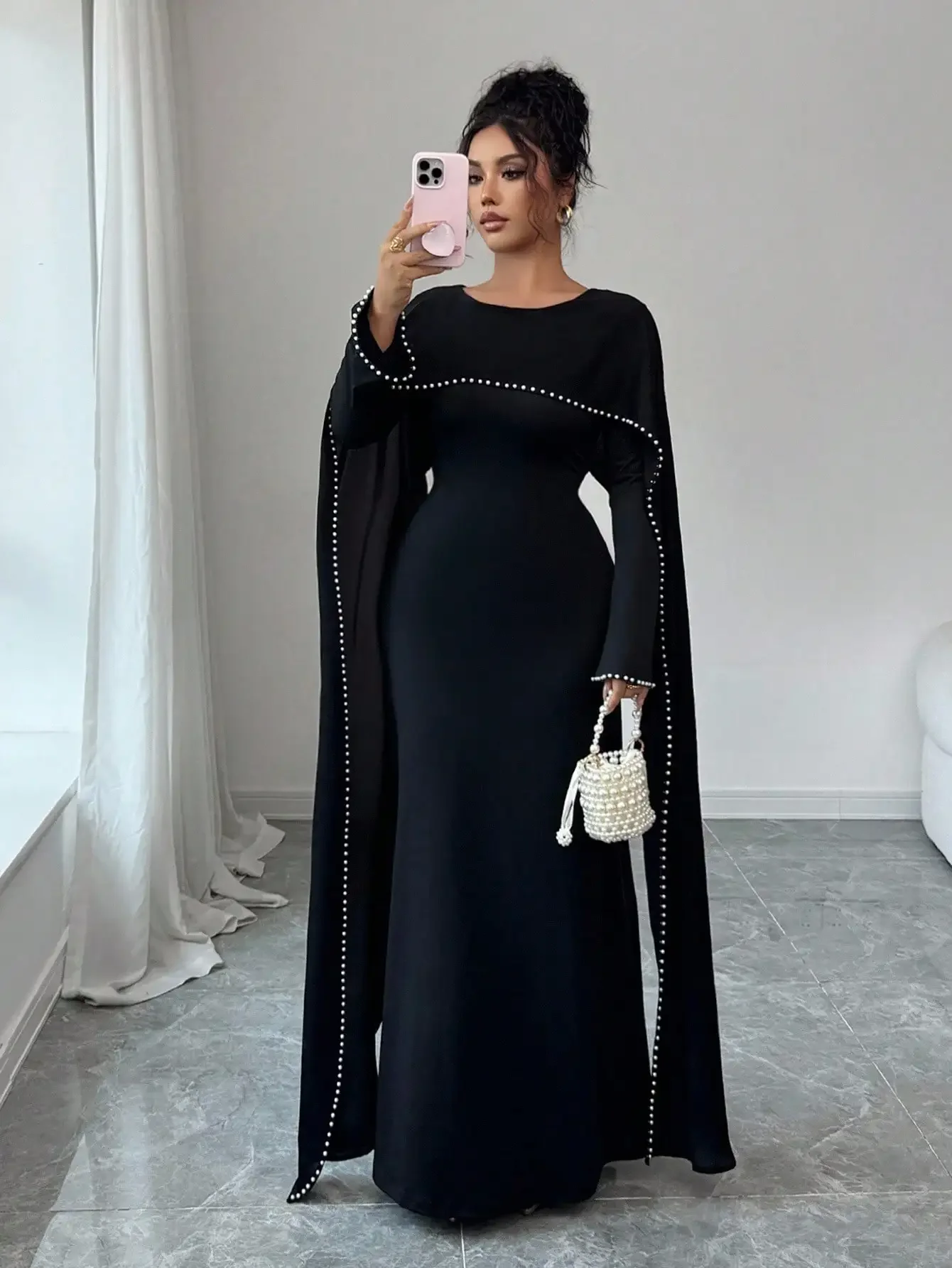 

Черное платье в пол с эффектными рукавами-кейпами, украшенными жемчугом, для женщин