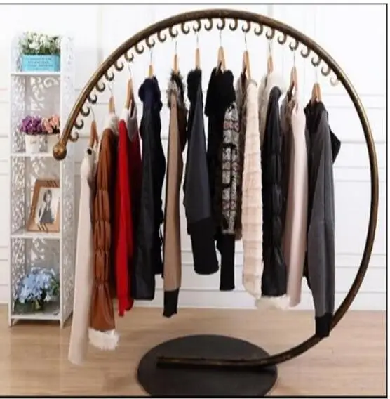 

Iron clothing rack Arc-shaped island frame Floor-standing clothing display rack Clothing store shelves C-type hangers