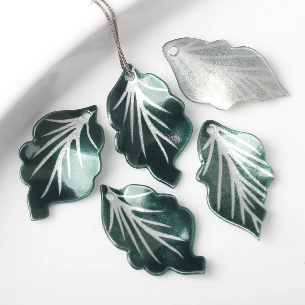 

DIY Jewelry Findings Green Color Resin Leaf Shape Jewelry Charms Ornament Accessories Material Earring Pendants 31*17mm 40pcs