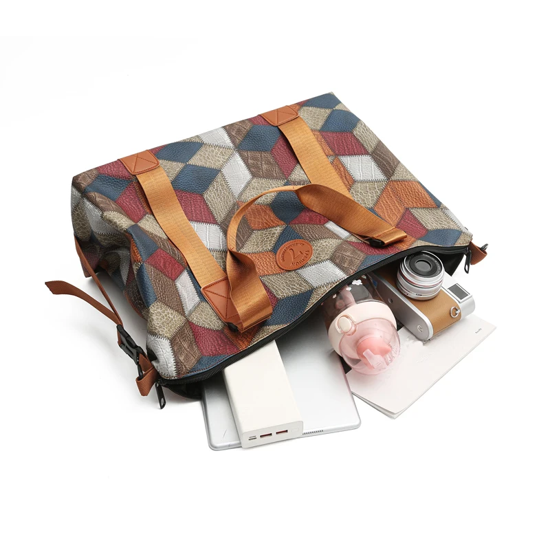 الحقائب ذات الألوان المحايدة مناسبة للتنقل اليومي والسفر، تأتي في أنماط حقائب اليد ذات الكتف الواحد.