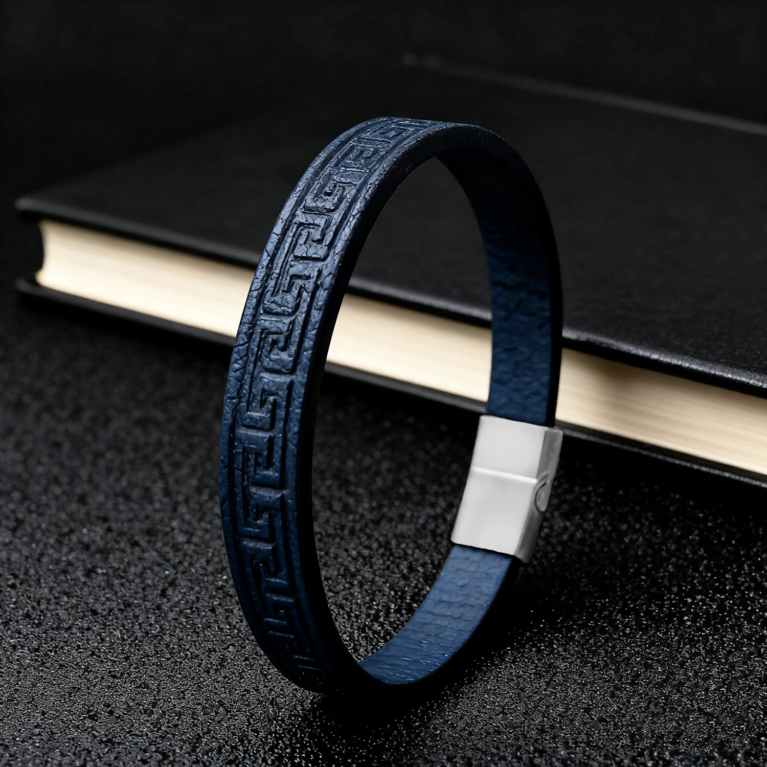 צמיד עור עם סגירת מגנט, פלדת אל-חלד, עיצוב פשוט ומינימליסטי לא-מגדרי, תכשיט מוביל לשנת 2025