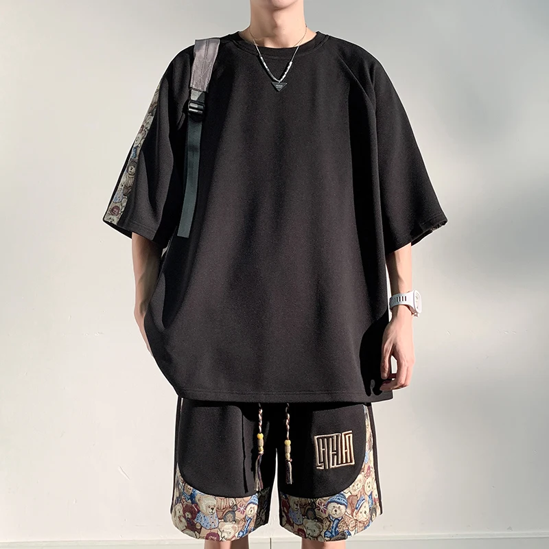 

Американский ретро-комплект оверсайз: футболка с коротким рукавом и вышивкой, спортивная одежда для мужчин, молодежный летний повседневный комплект с аппликациями для подростков