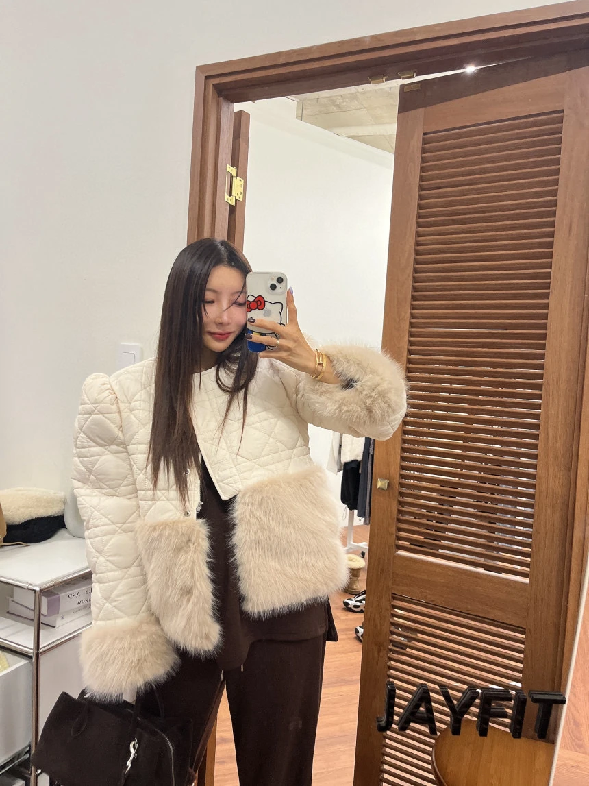 

Элегантная женская куртка из высококачественного меха и хлопковой смеси в стиле Dongda Gate: мягкая, свободная, хлопковая верхняя одежда с меховыми вставками.