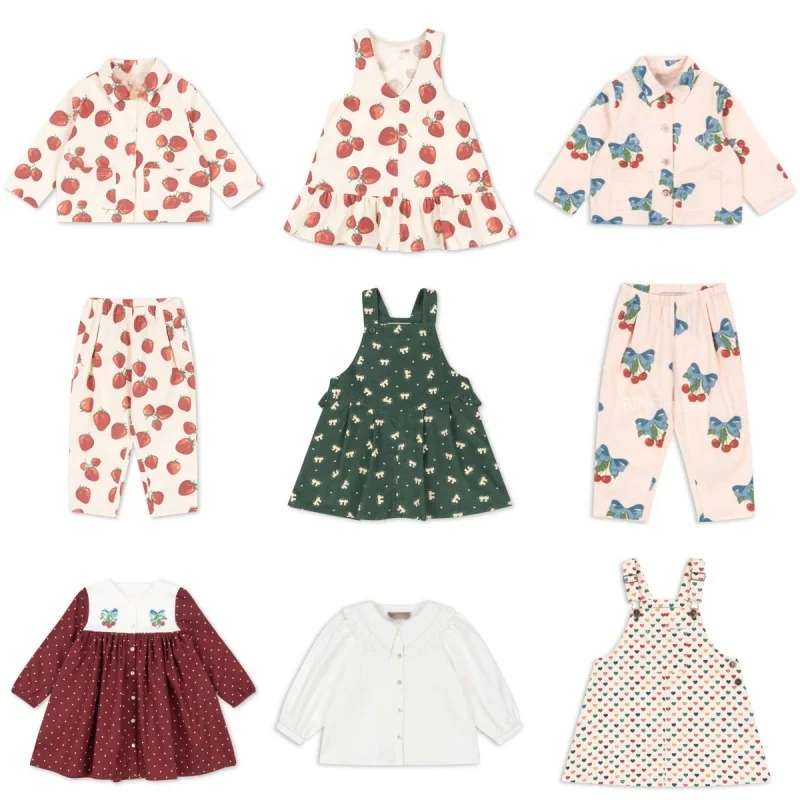 

Новая детская летняя коллекция 2026: розово-фиолетовая юбка с двойными бретелями, пальто с клубничным принтом, брюки с бабочками и вишнями, рубашка