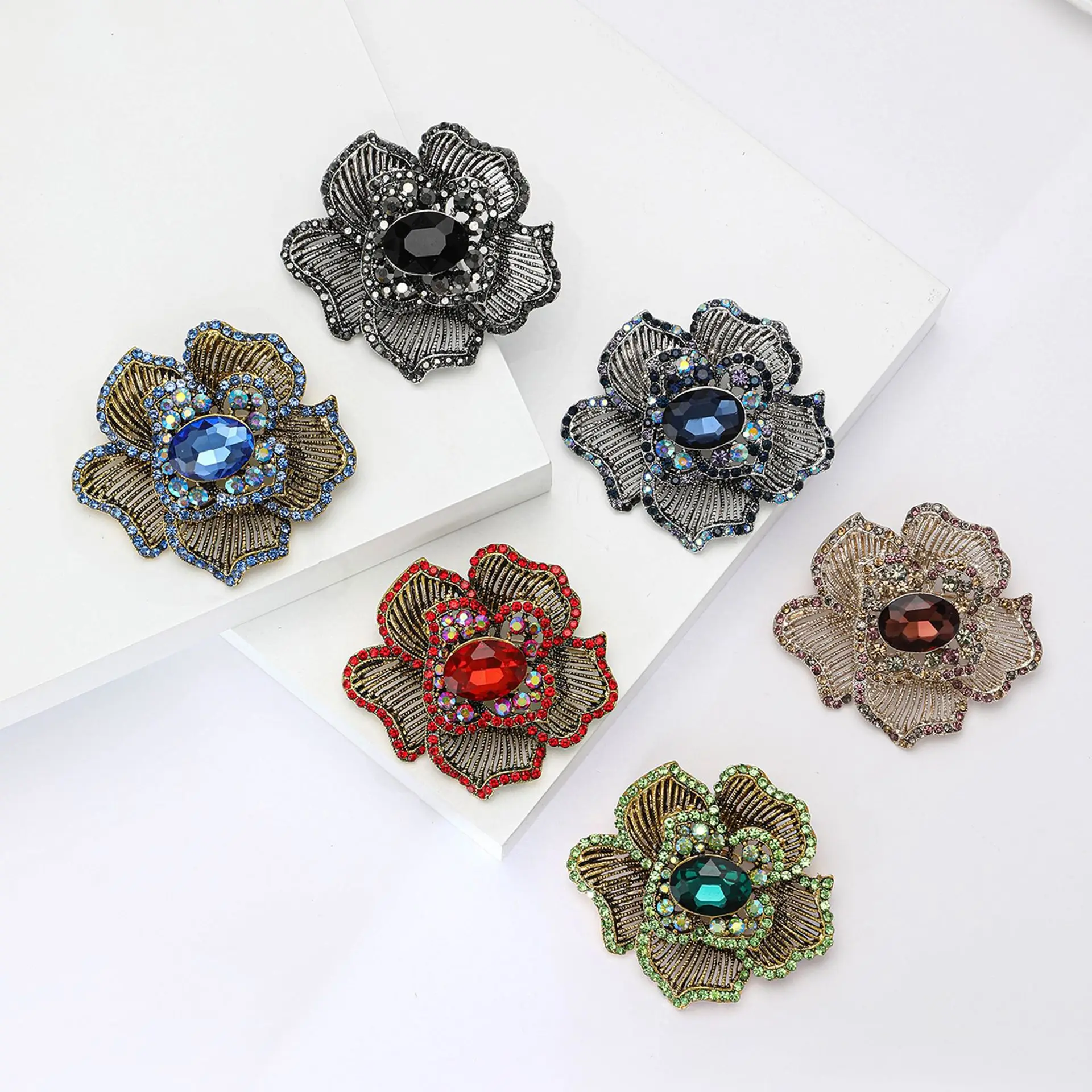 Women's Luxury Rhinestone Flower Brooch Charm Women's Clothing Accessories Party Party Daily Casual Jewelry Gifts