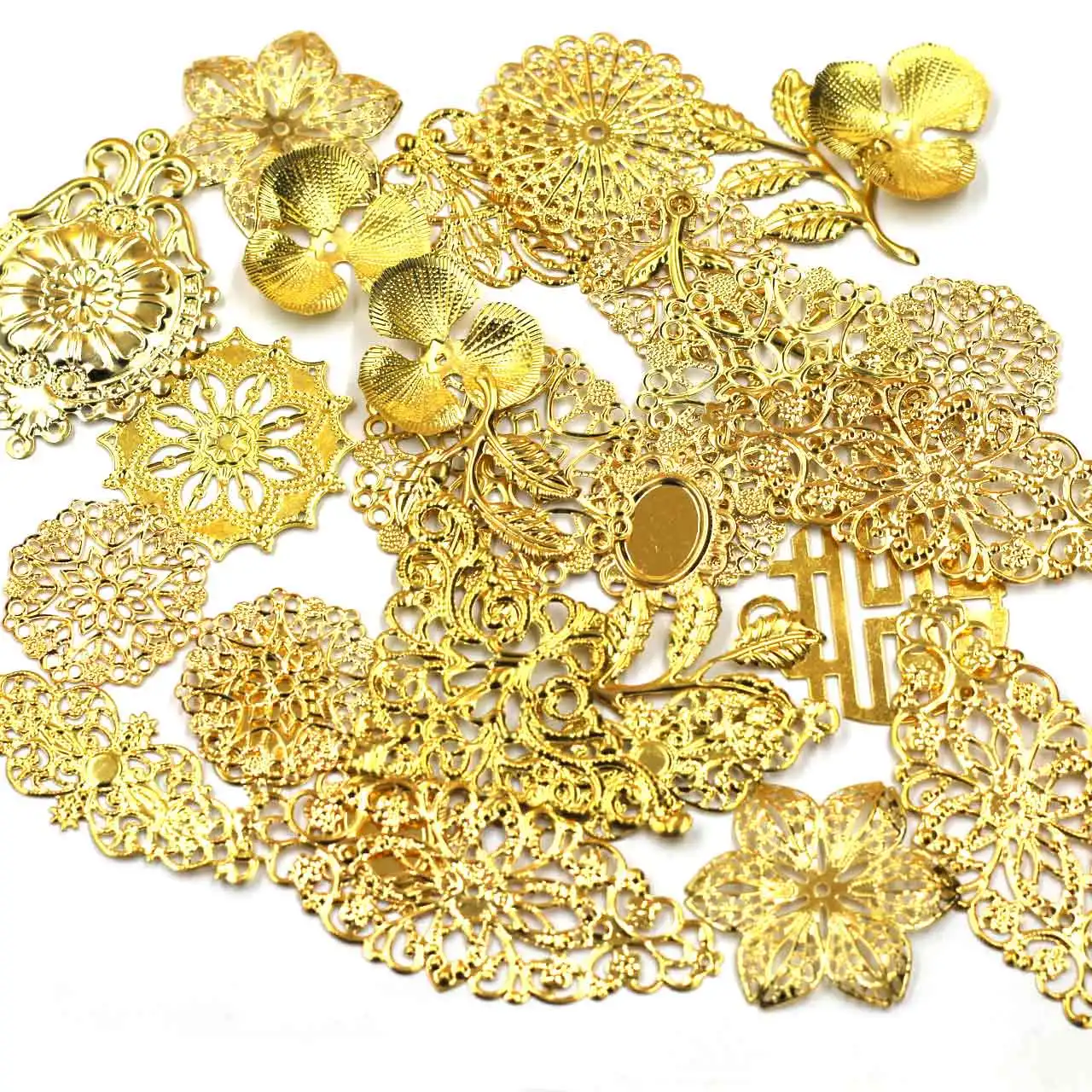 الزينة العشوائية موصلات مطلية بالذهب مثلث زهرة نمط تخريمية يلتف سبيكة الحرفية المجوهرات DIY العثور