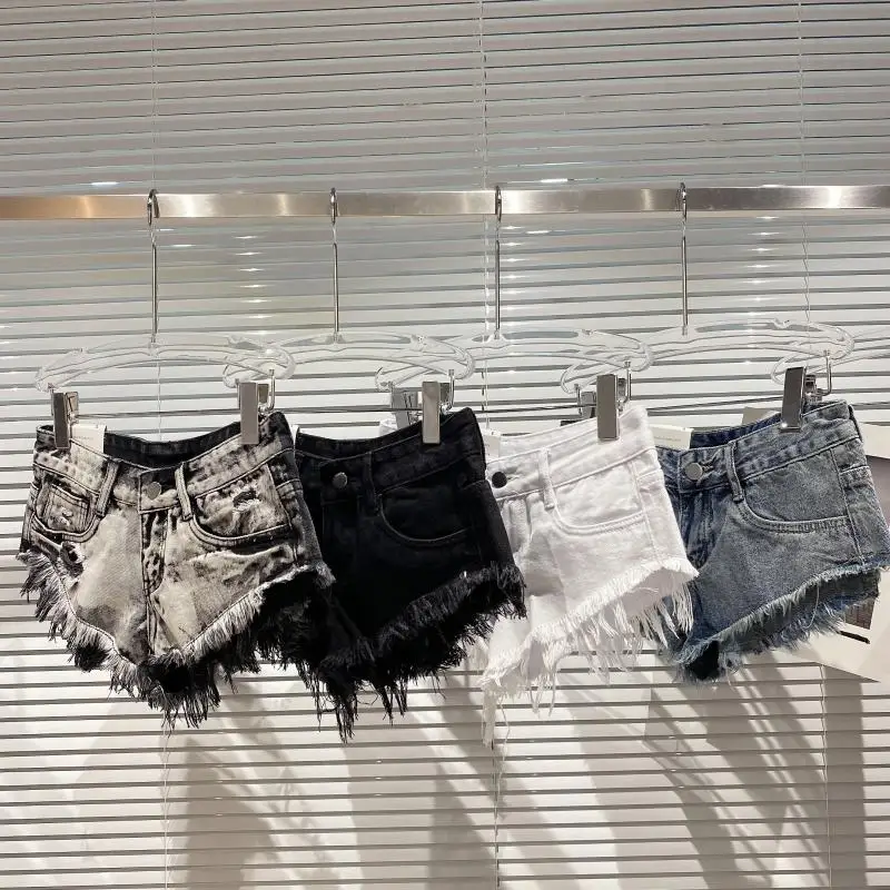 Damskie krótkie spodenki Street Sle Faded Denim, ultra krótkie, modne na jesień 2025, z wysokim stanem, obcisłe, jasnoniebieskie jeansy.