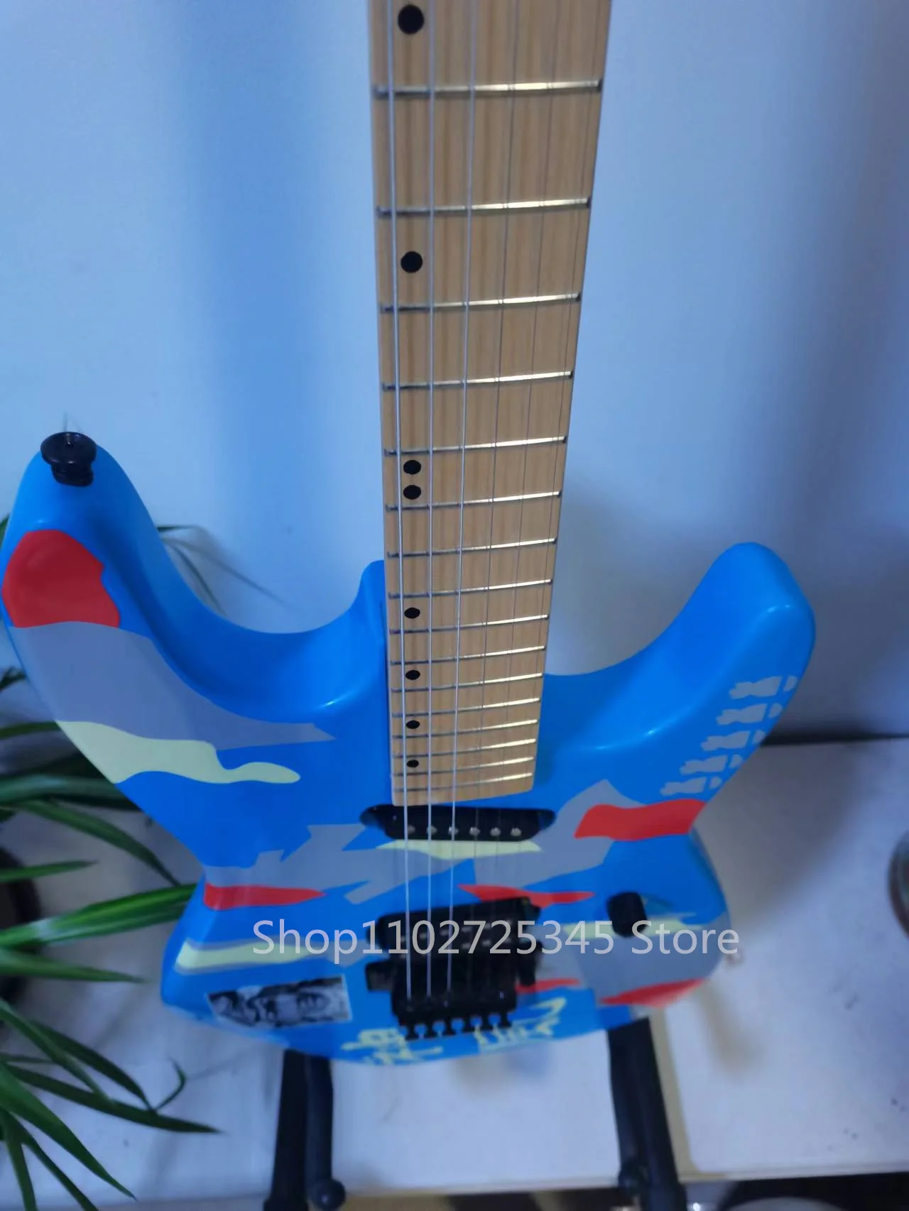 Six string electric guitar, maple fingerboard, tremolo system, shipping cost to be borne by the seller