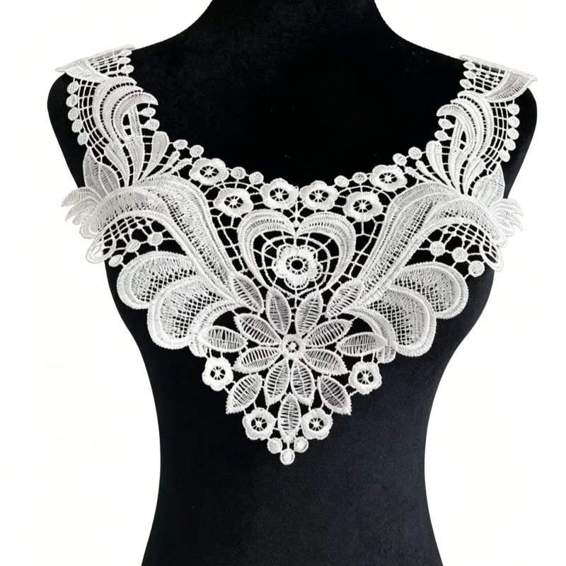 2 pièces d'accessoires en tissu brodé de dentelle pour le bricolage. Peut être utilisé sur les vêtements, les robes de mariée et les robes de cérémonie.