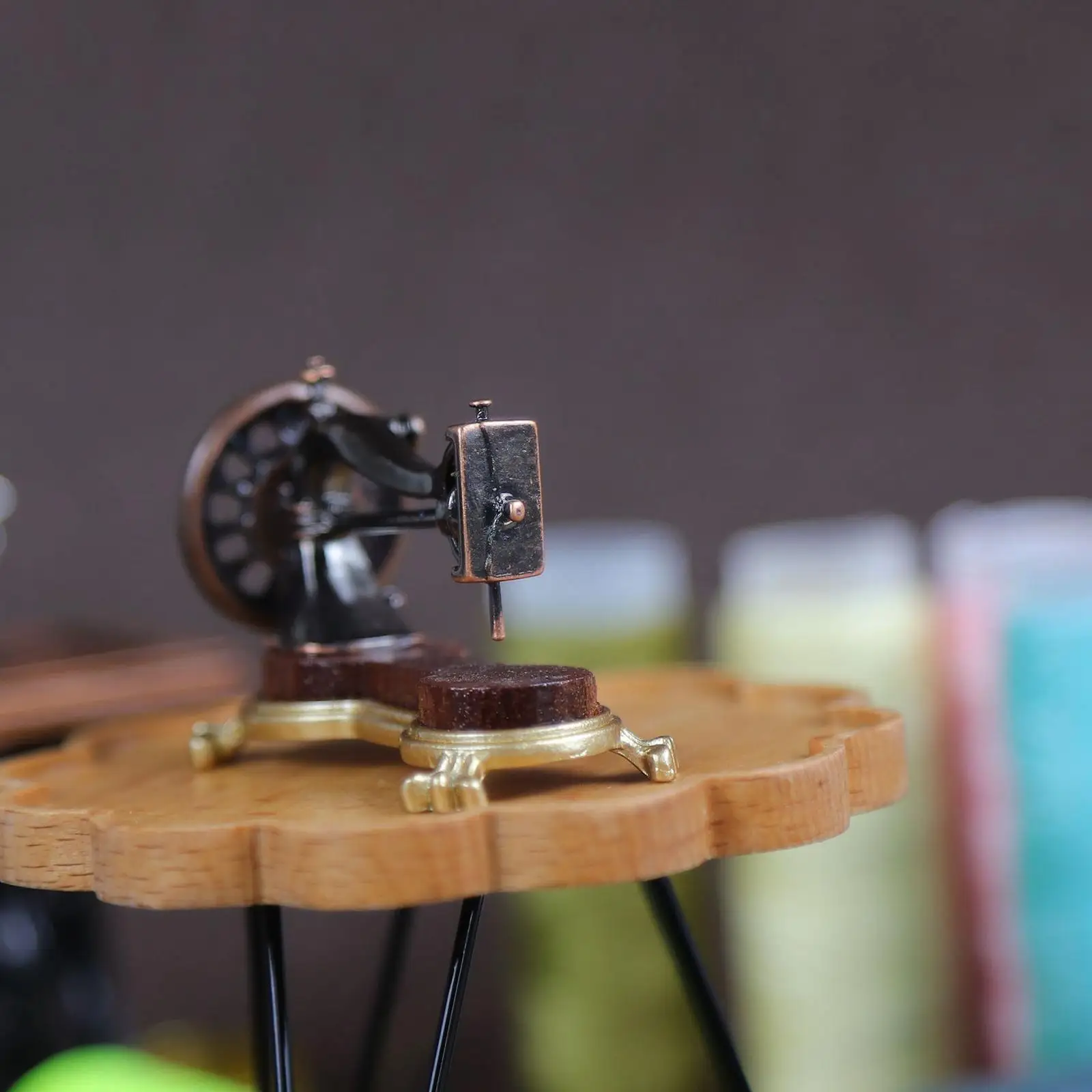 Miniaturowa maszyna do szycia do domku dla lalek w skali 1:12 do projektów DIY i aranżacji scen.