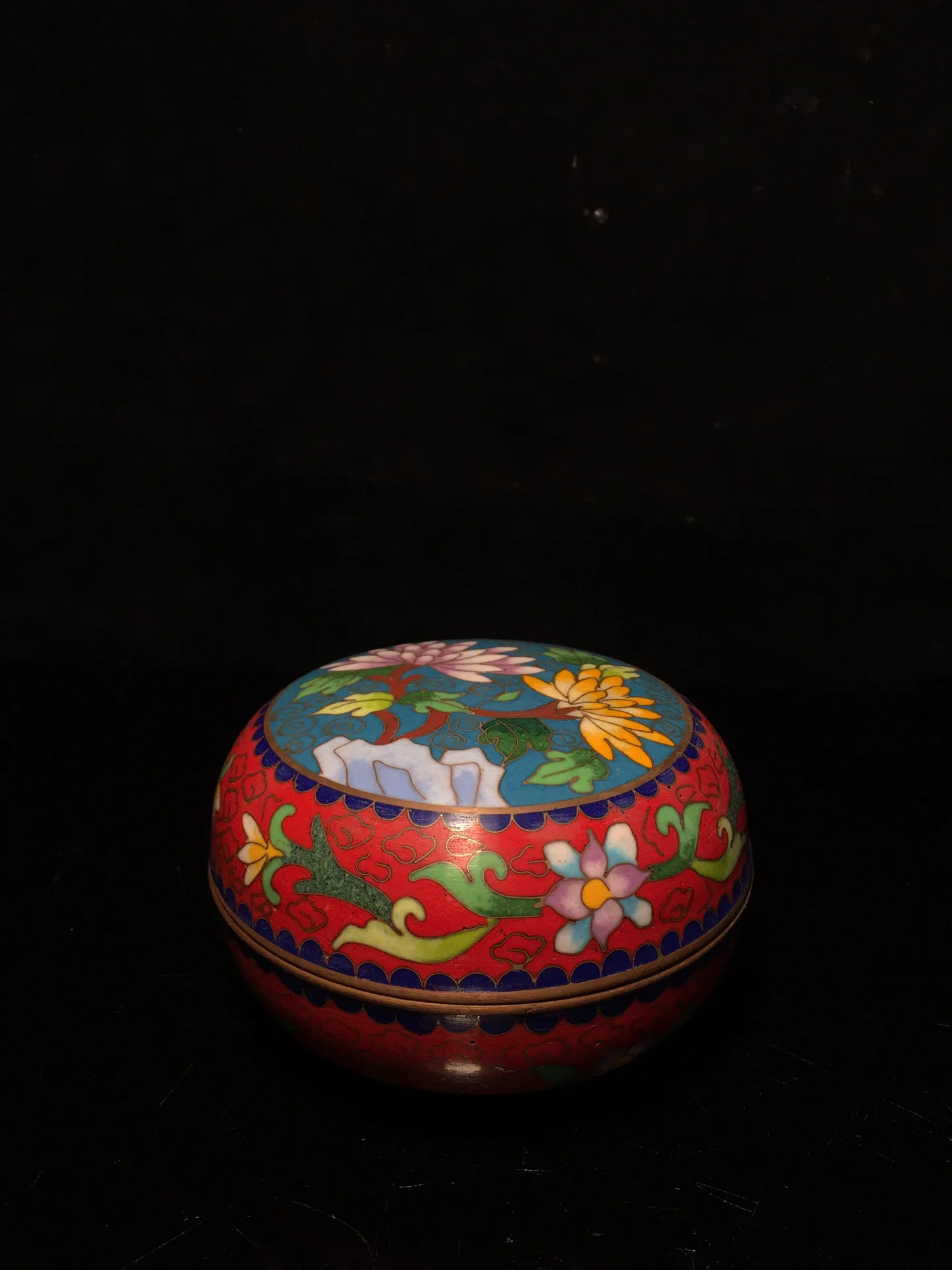 

Cloisonné enamel powder box, exquisite craftsmanship, with a patina,Free shipping