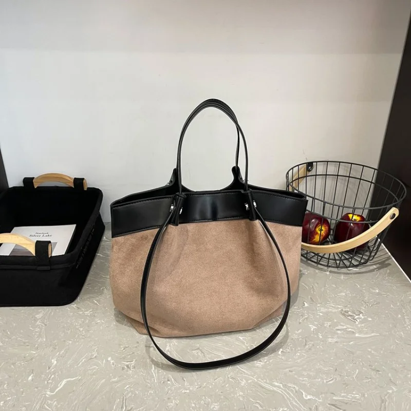 

Women's Messenger Bag Made Of Fine Leather Boasting Casual Paris High-End Daily Look