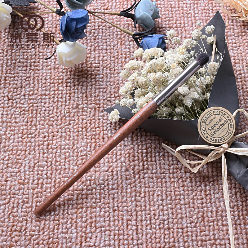 Brocha de maquillaje serie MUF MUF216, brocha para difuminar de cabeza redonda, fibra suave, mango de madera maciza marrón, brocha para difuminar sombra de ojos pequeña