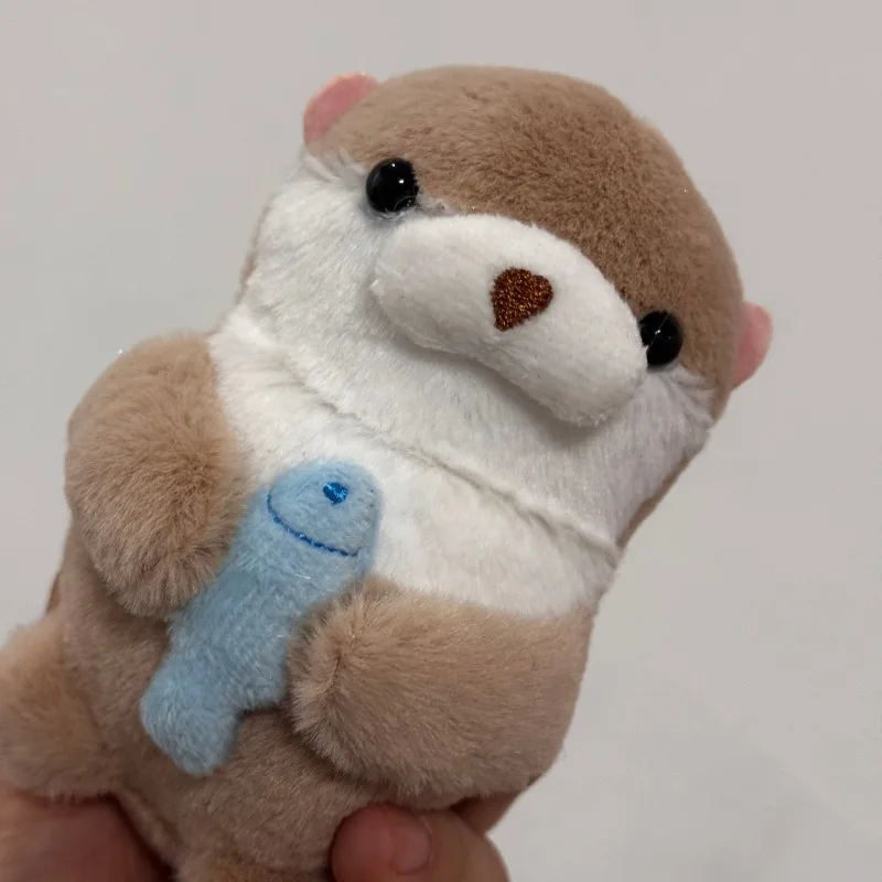 10 センチメートルかわいいカワウソ保持魚ぬいぐるみキーホルダー軽量ぶら下げペンダント小道具スクールバッグキー財布人形ギフト