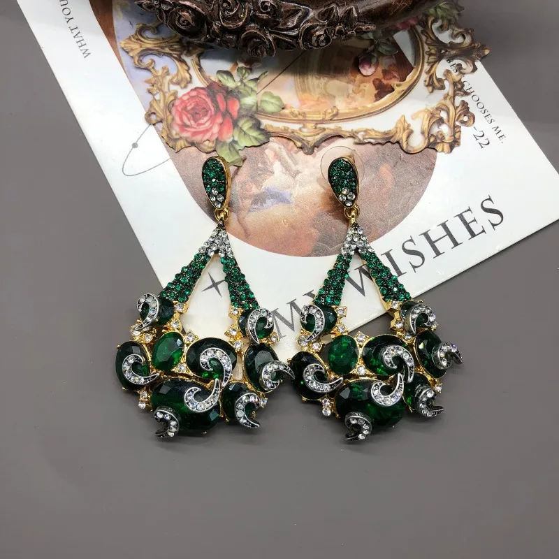 

Light Luxury Peacock Emerald Court Style Earrings Fashion Temperament Retro Luxury Emerald Diamond Design Stud Earrings