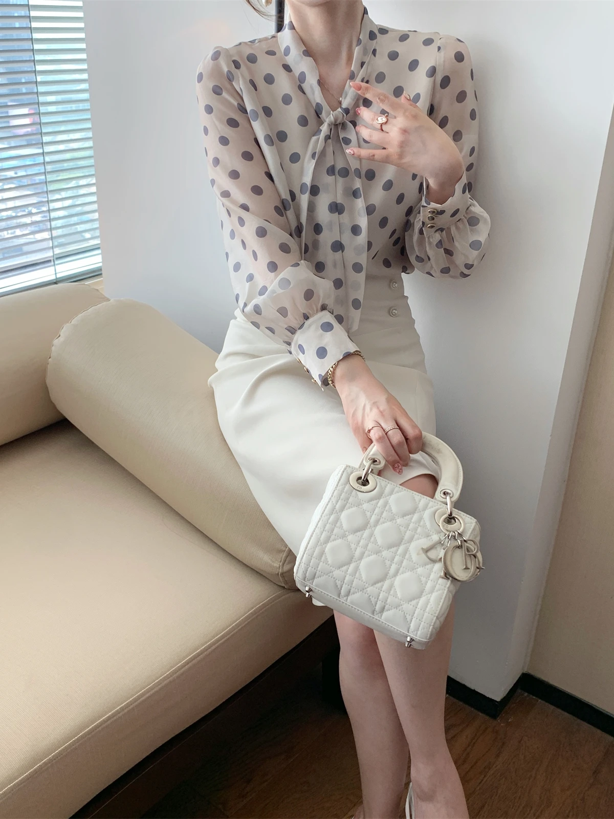 

Элегантная офисная блузка для деловых женщин: корейский стиль, прямой крой, полиэстер, длинный рукав, дышащая, приятная к телу.