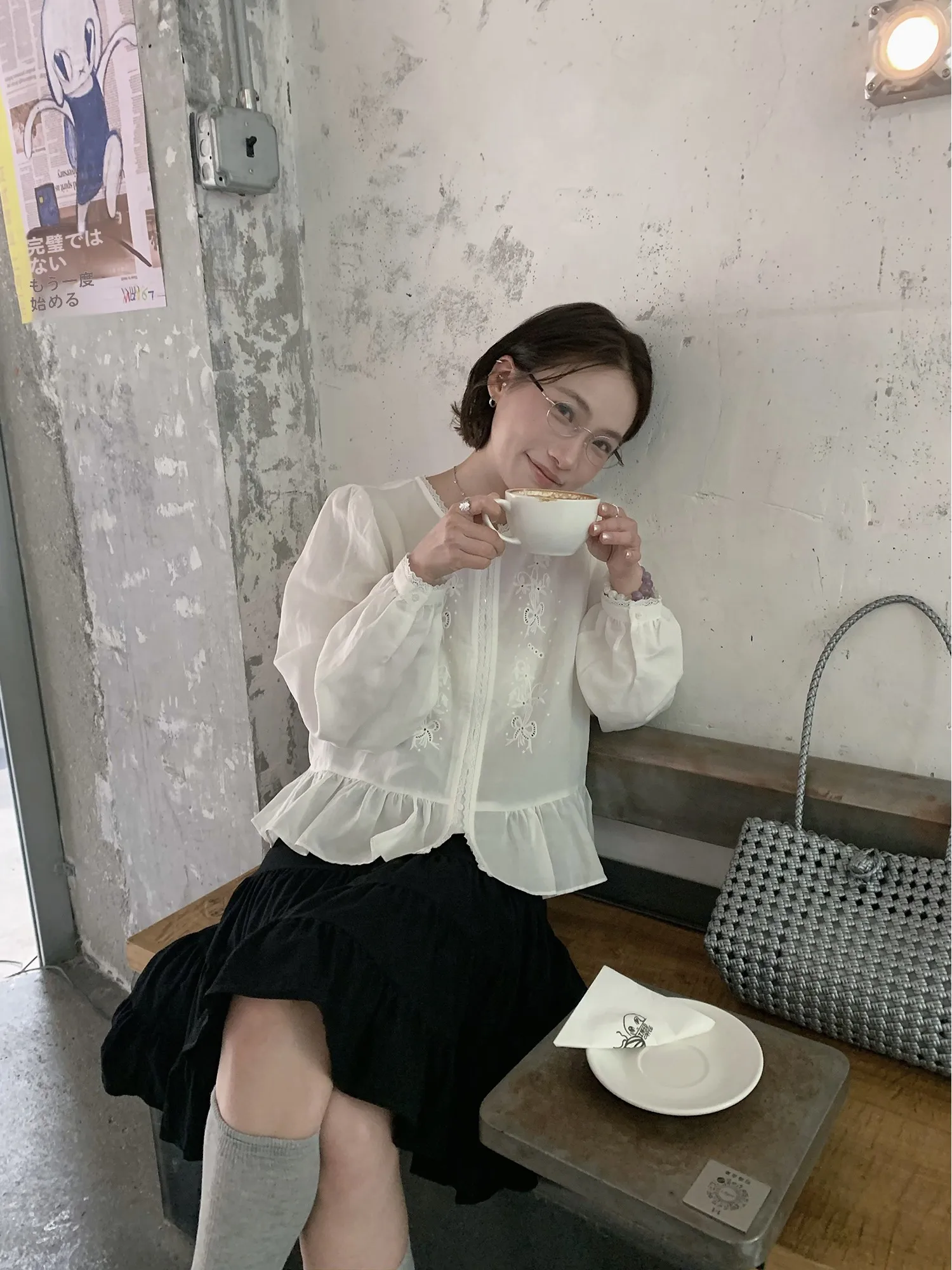 

Vanwenwen Seoul Eu Ni Korean Style Gentle Lace Trim Loose Women's Shirt Sweet Hollow out Spring Fashion Bubble Sleeve round Neck