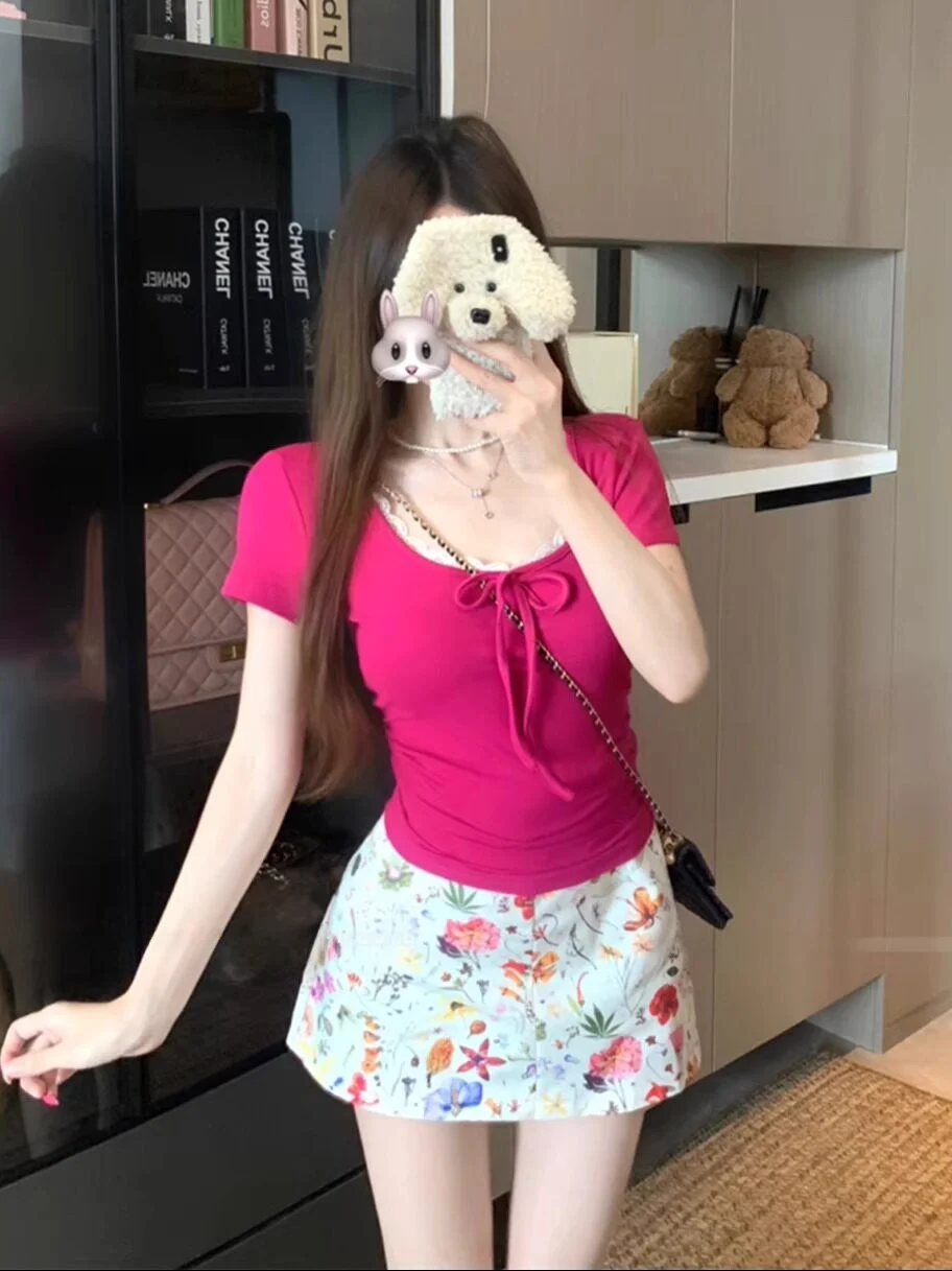 Camiseta de manga corta con cuello en U y encaje de tul rosa para mujer, estilo dulce y picante, adelgazante, blanca, para el verano, estilo casual.