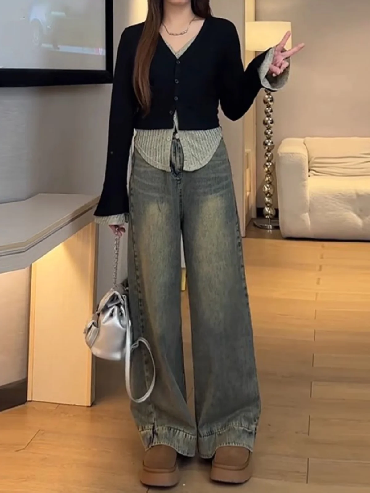 

Женский укороченный кардиган больших размеров с V-образным вырезом, вязаный, с расклешенными рукавами, на пуговицах, весенний, для повседневной носки, в стиле колор-блок, стройнящий силуэт.