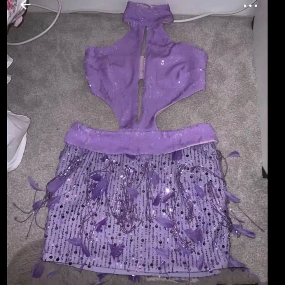 Modernes, maßgeschneidertes Mini-Cocktailkleid, Etuikleid, Ballkleid, Neckholder, ärmellos, Spitze, Perlenstickerei, Hochzeitskleid