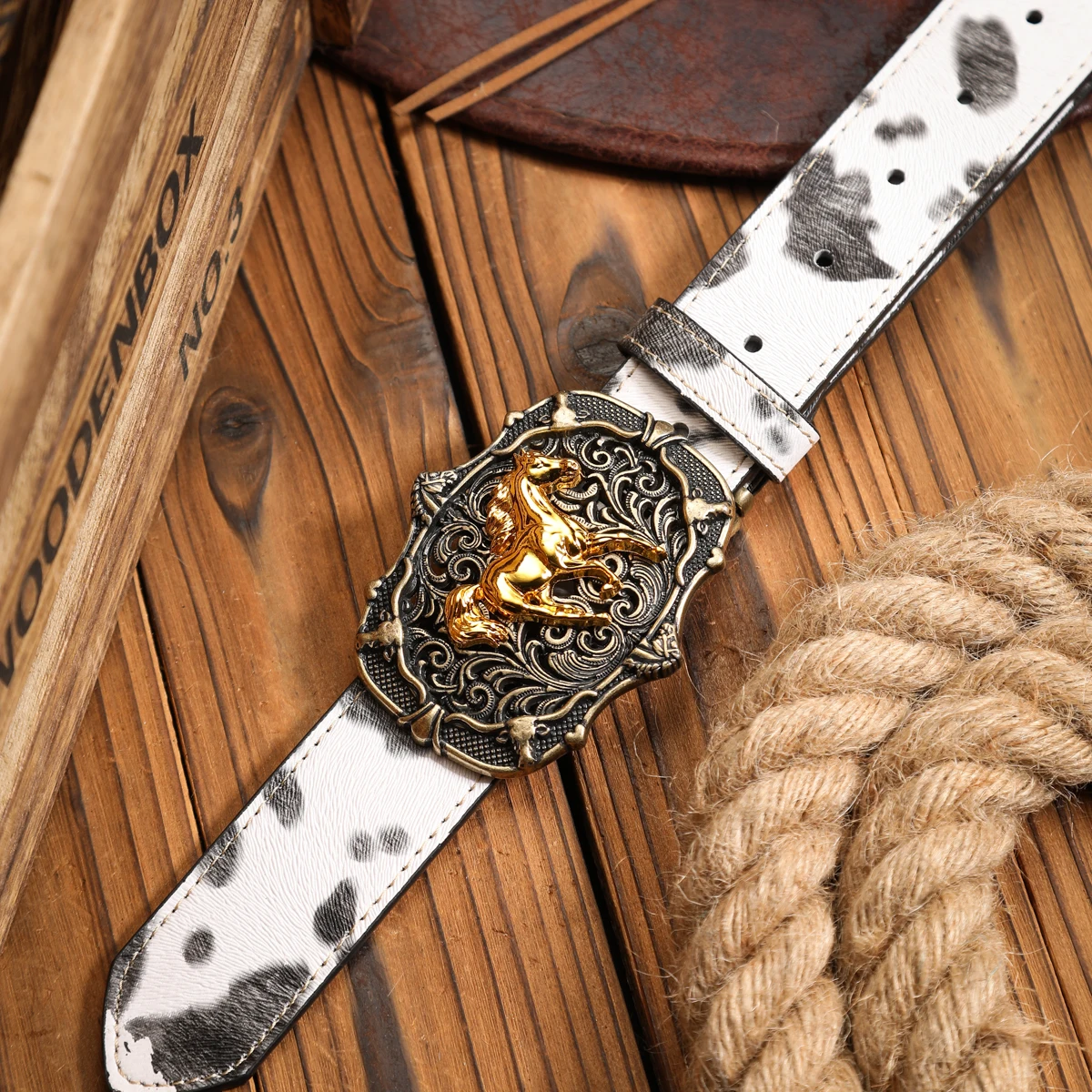 Ein Unisex-Gürtel im Western-Stil, individuell und retro gestaltet, ein brauner (zufälliges Muster) PU-Gürtel (mit perforierten Nieten) – Detail 4