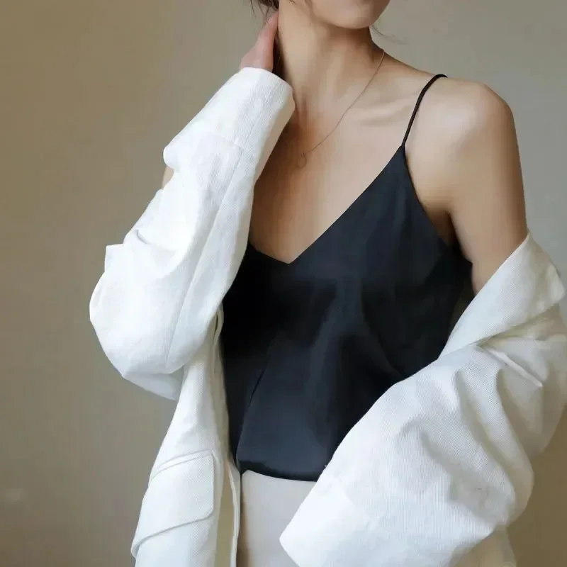 2025 Spaghetti sangle haut femmes licou col en V basique blanc Cami sans manches Satin soie débardeurs femmes été Camisole haut court