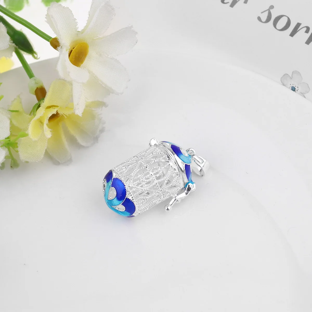 

Hollow Perfume Bottle Pendant Case for Holder Oil Diffuser DIY Jewelry Hanging Necklace Accessories