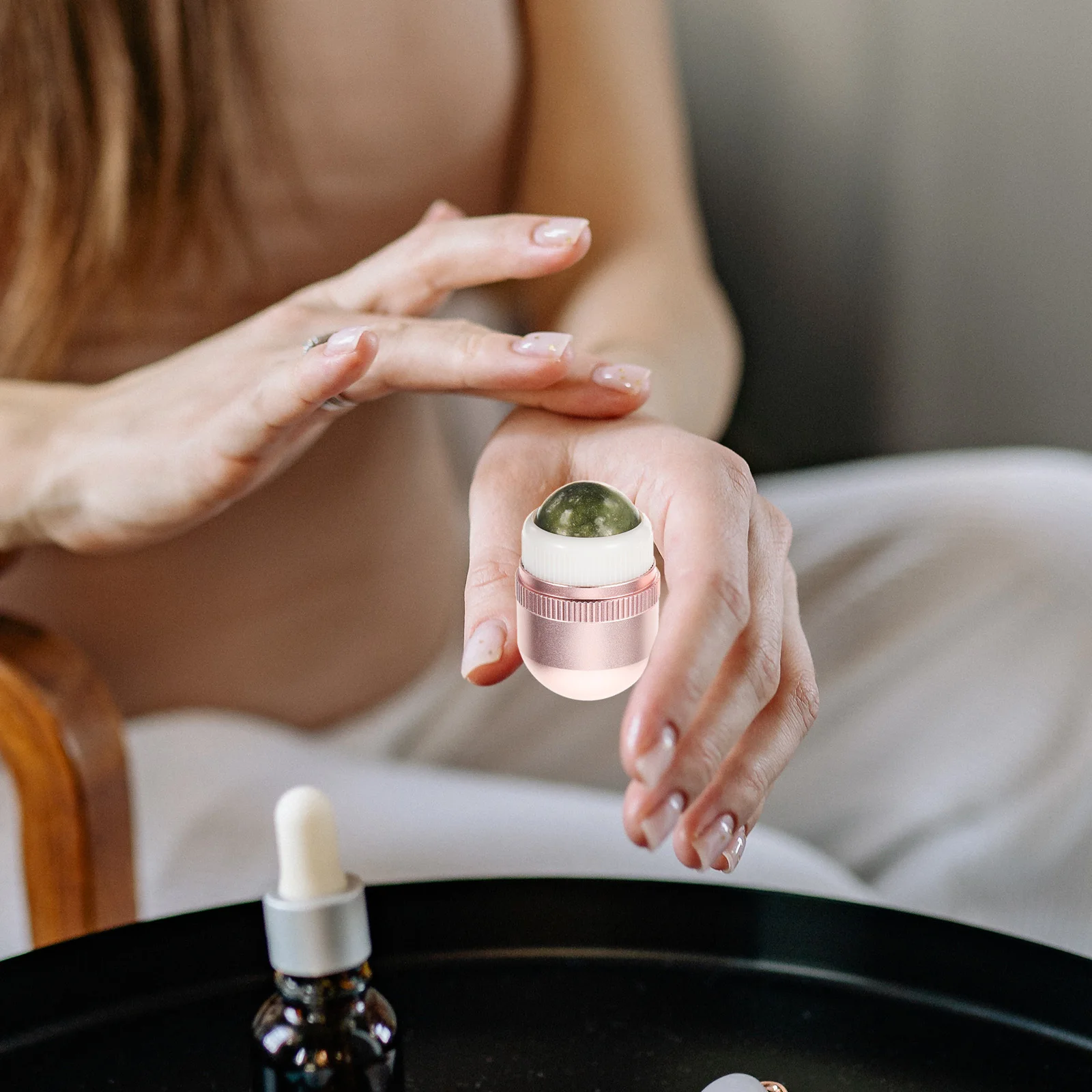 翡翠ローラーフェイスマッサージャー女性のための顔のむくみ緩和フェイシャルスキンツールポータブル美容スキンケアデバイス