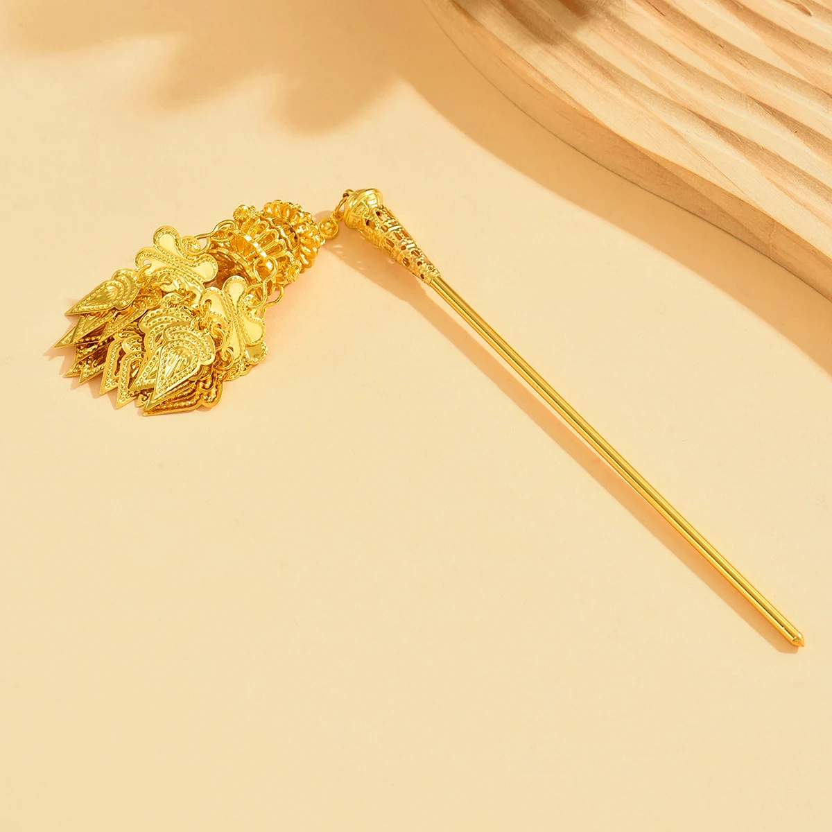 

An Arabian Ethnic-Style Bridal Hairpin With A Golden Leaf Pendant Featuring A Unique Drooping Design, A Bridal Wedding Accessory