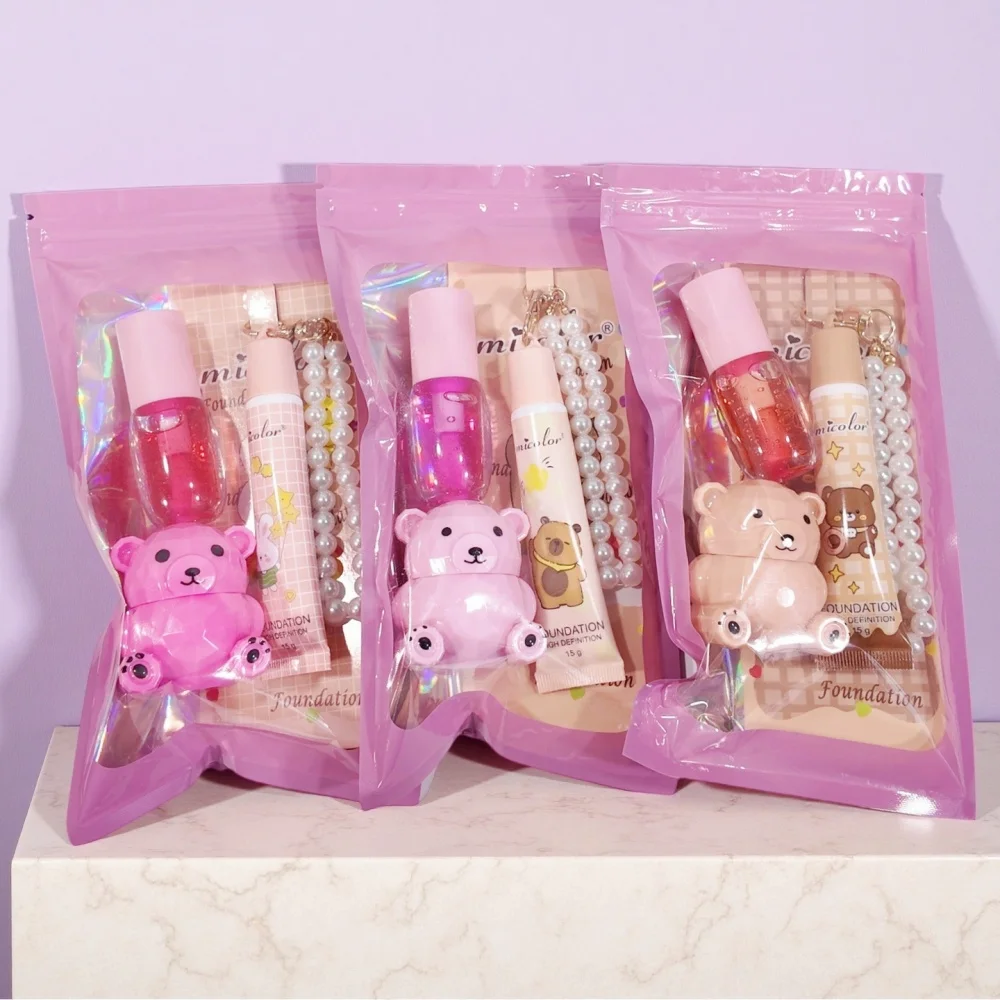 

Cute Bear 3-piece Lip Color Set with 3 Options Available. Features a Pearl Chain Decoration for a Girlish Look. Moisturizing and