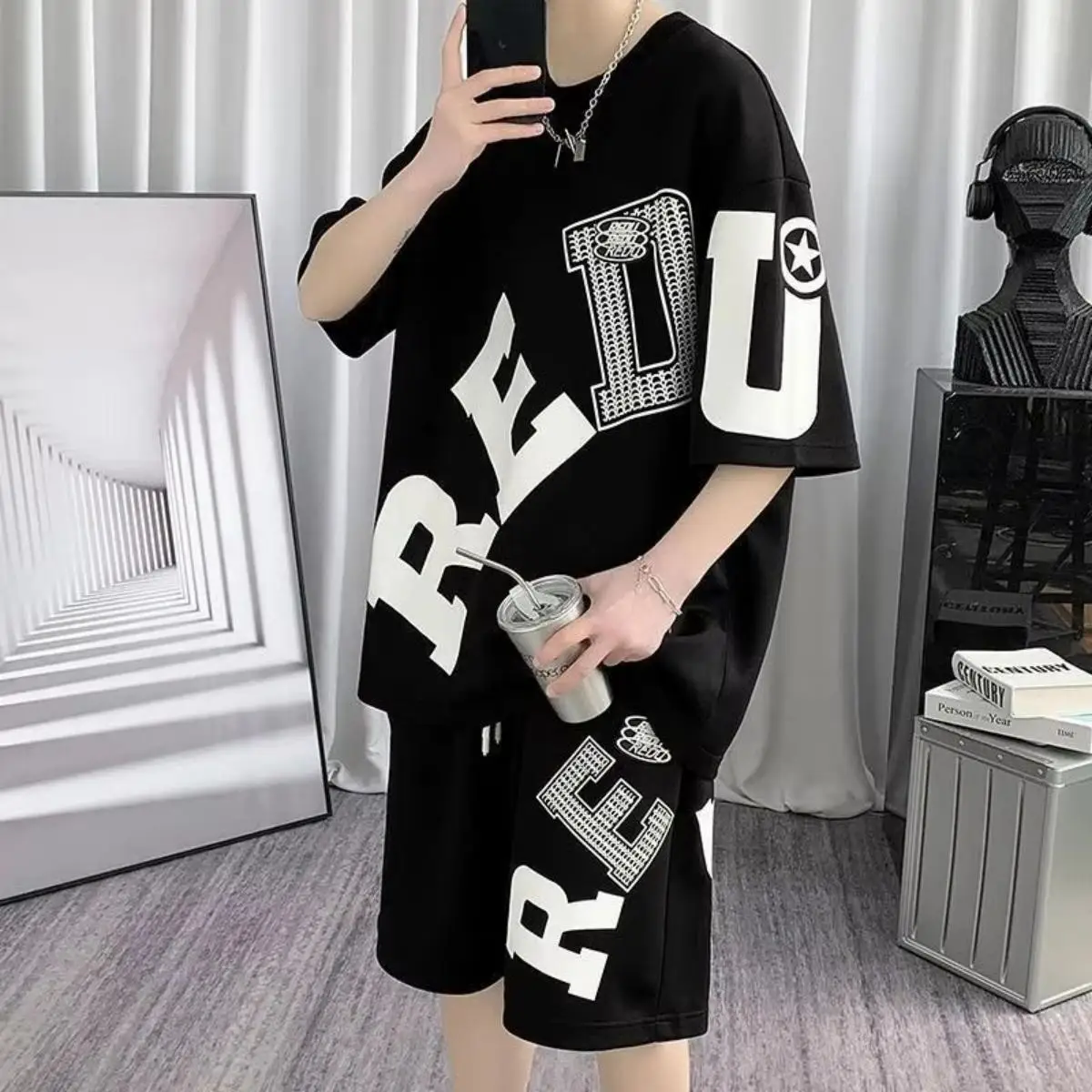 Conjunto de camiseta de cuello redondo y pantalones cortos con cordón, con estampado de letras, cómodo y transpirable, para hombre, estilo casual de verano, para actividades al aire libre.