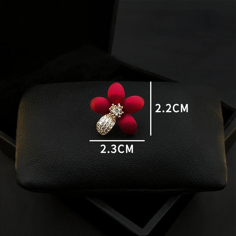 Red Small Flower Brooch Luxury High-End Mini Collar Pin Suit Neckline Corsage Accessories Women Rhinestone Jewelry Gift Pin 1262