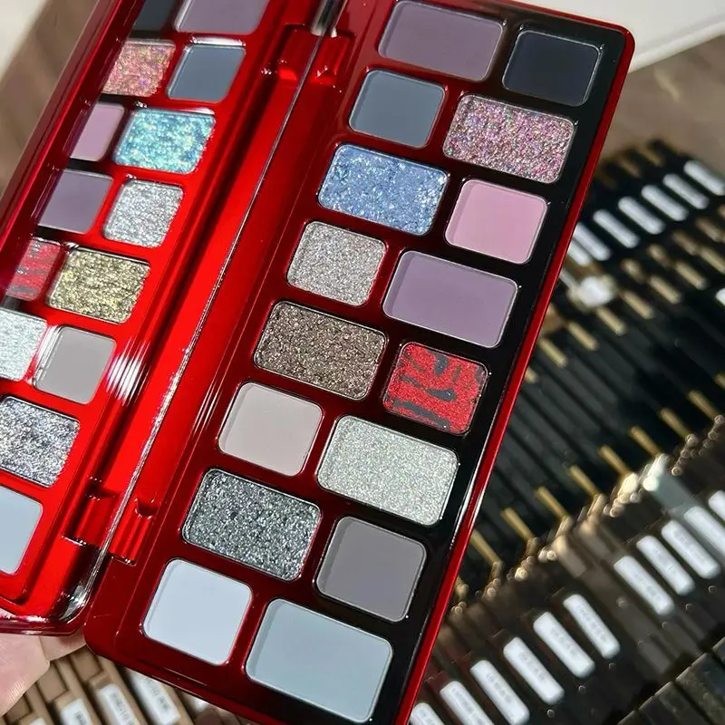 Eine gotische kleine rauchige rote und schwarze Lidschattenpalette, eine dunkle, nische, super coole und stilvolle Eyeliner