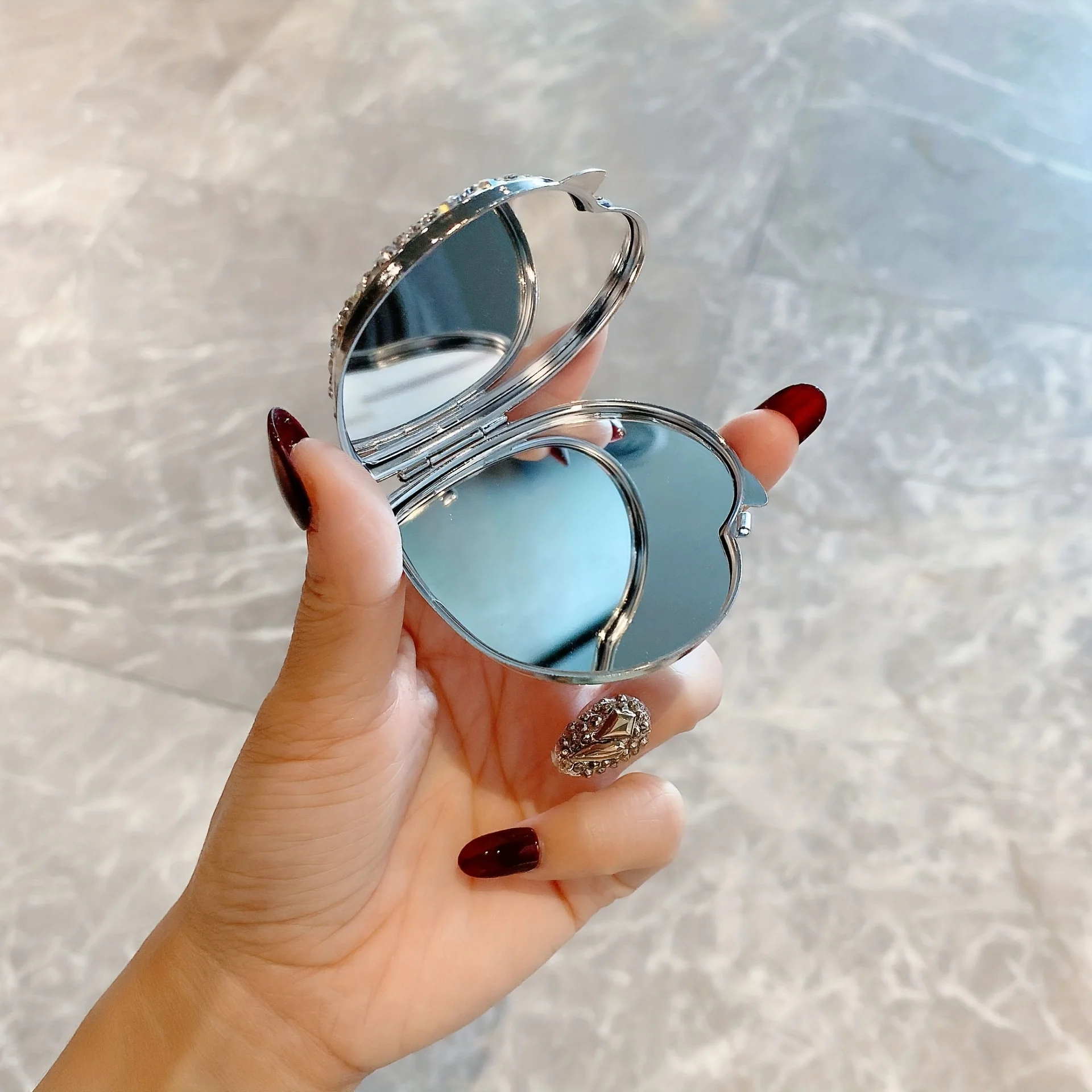 High-Profile Pocket Mirror with Artificially Diamond-Encrusted Heart-Shaped Folding Hd Reversible Mini Touch-Up Mirror