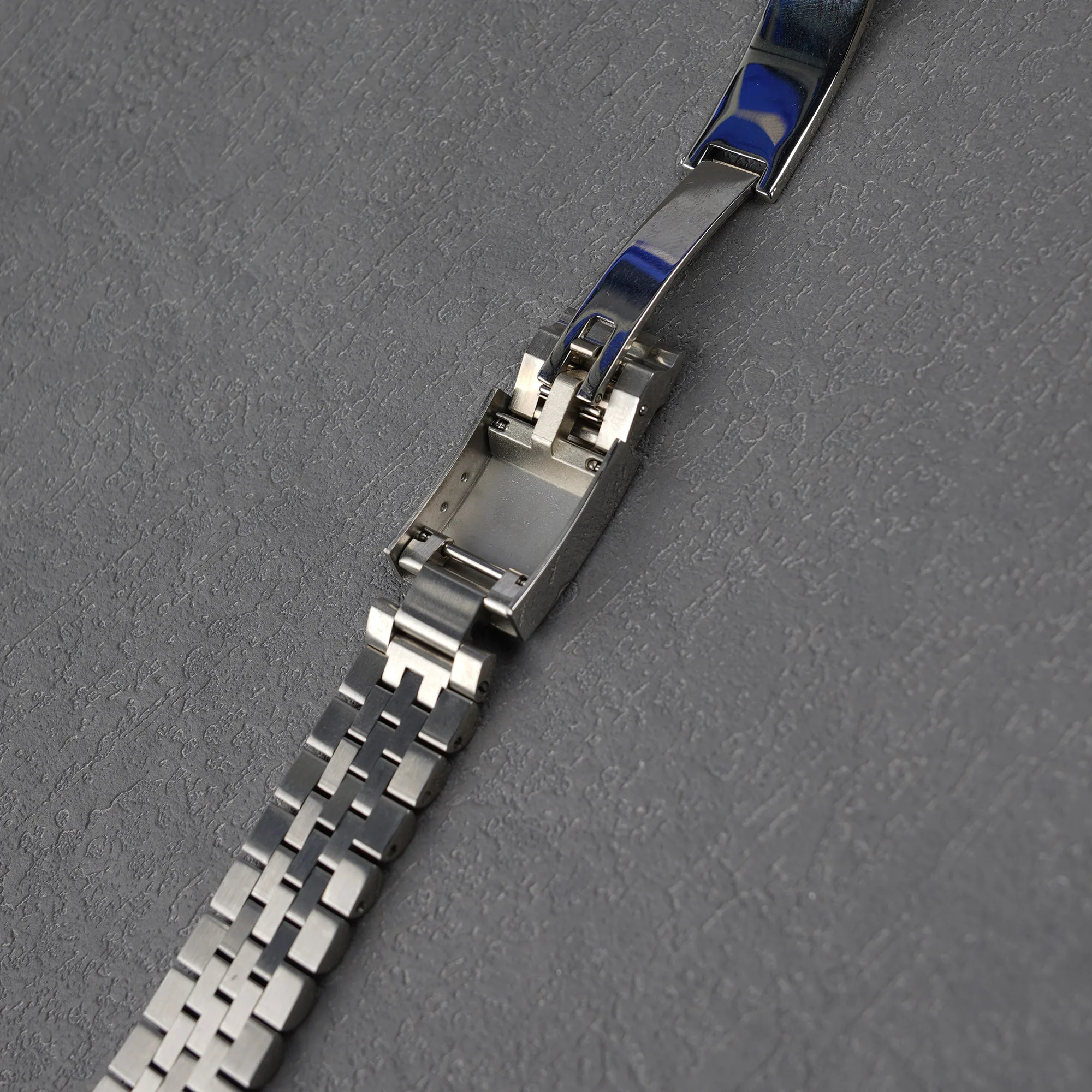 For Seiko 5 SNK355, SNK357 - Roamy 18mm Silver Jubilee Watch Band with Hollow Curved Ends and Solid Screw Links