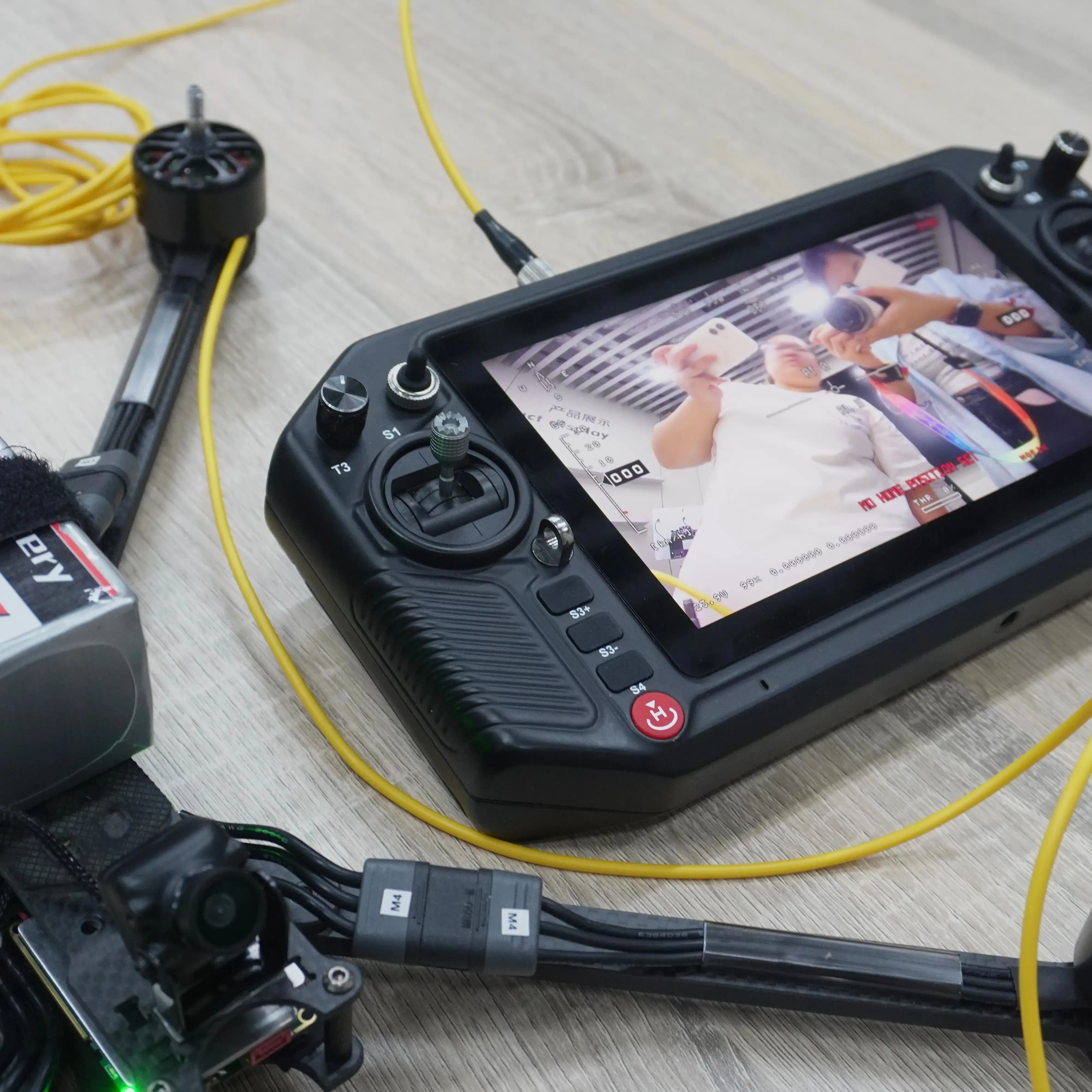 معدل تحديث عالي 2000 شمعة في المتر المربع عالي السطوع 7 بوصة 1080 بكسل الكمون المنخفض 40 كجم نقل الألياف الضوئية المتكامل RC والعرض