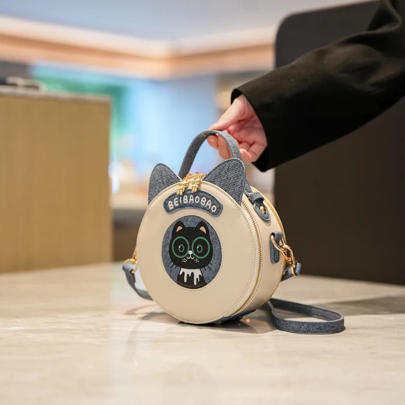 

The New Model Can Be FashionLove Contrasting Colors Light Luxury Cat Model,Small Round Bag Girls Outdoor Messenger Shoulder Bag.