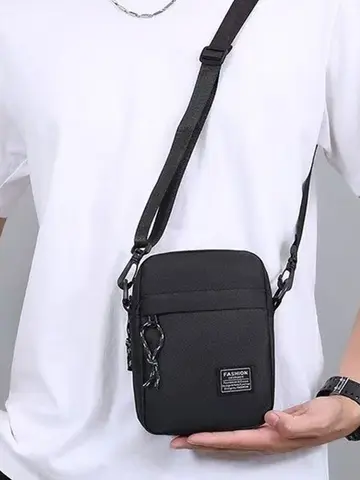 Men's bag, available in single shoulder or cross-body design, suitable for daily use during school. Made of nylon material.