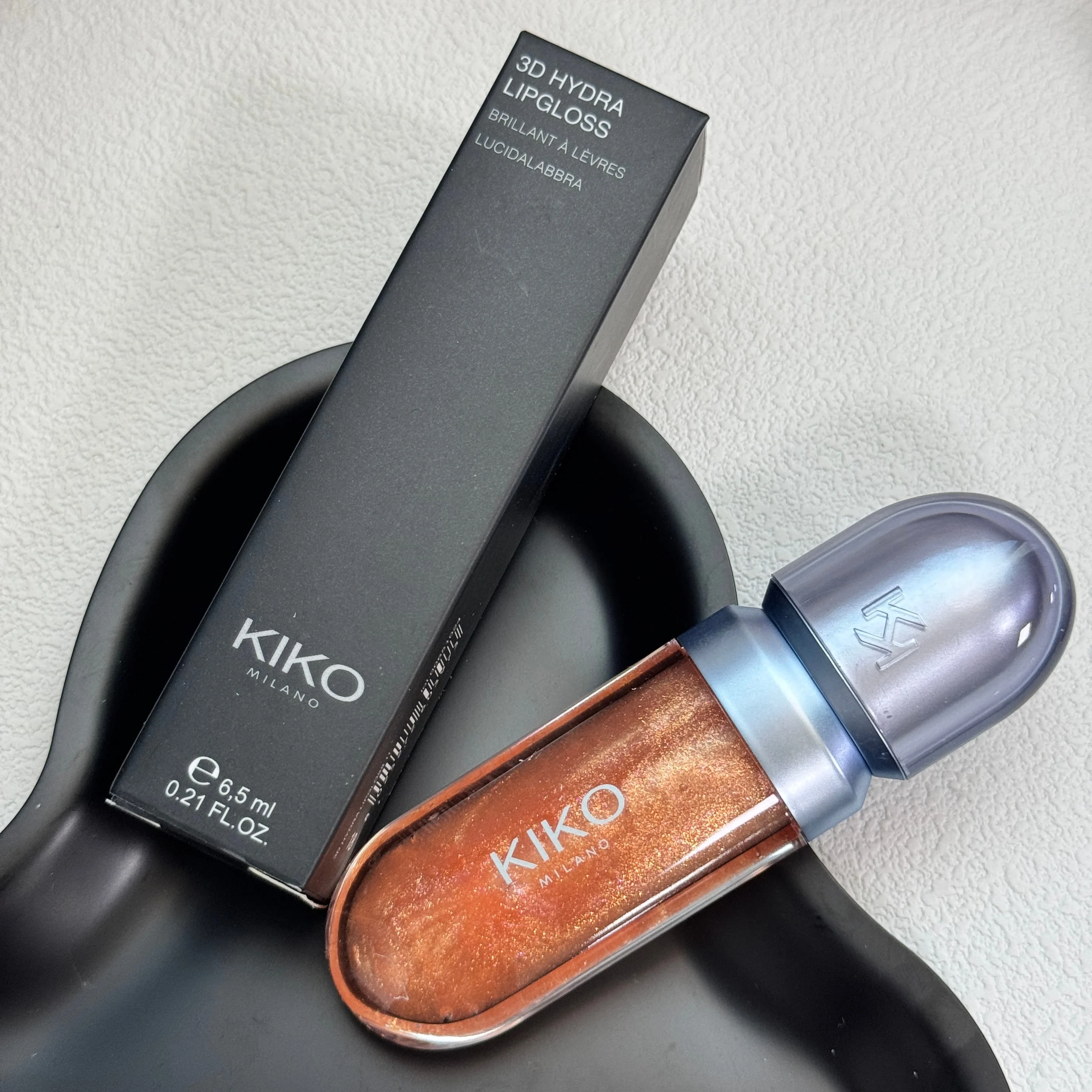 Der neue 3D KIKO MILANO Water Light Liquid Lip Gloss sorgt für ein klares, natürliches Make-up-Ergebnis, einen spiegelglatten Effekt und ein langanhaltendes, nicht trocknendes Make-up. – Detail 3