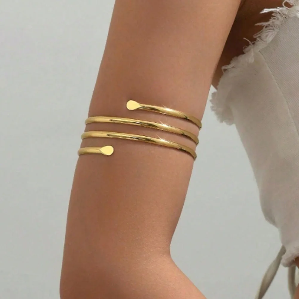 A Vintage Gold Three-Layer Wrap-Around Arm Bracelet, an Elegant Open Bracelet with a Shiny Gold Finish That Exudes a Sense of Light Luxury, with an Open Design That Adapts to Different Arm Sizes, Comfortable to Wear and Versatile, Perfect for Daily Outings, Workplace Commutes, or Formal Occasions Like Dinner Parties, Weddings, Etc., to Enhance Your Look and Enhance Your Elegant Aura.